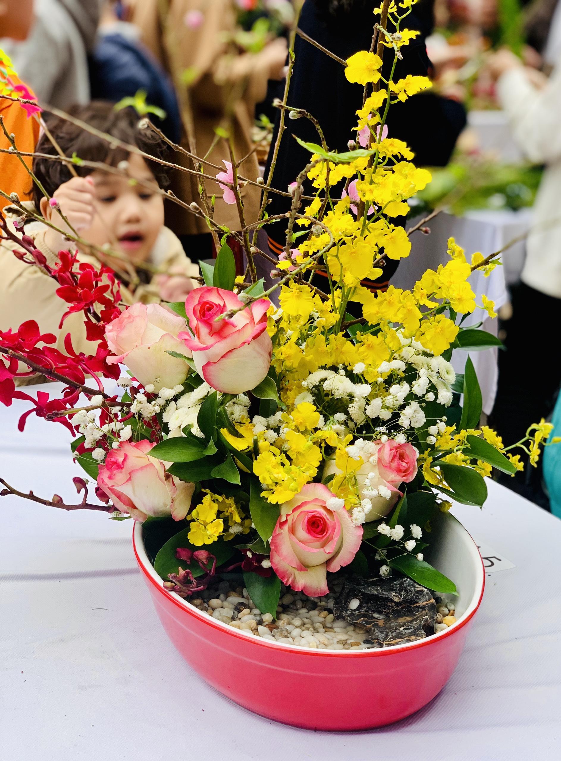 Tác phẩm phong cách cắm hoa nghệ thuật Nhật Bản Ikebana do chính tay học sinh FPT Schools hoàn thiện