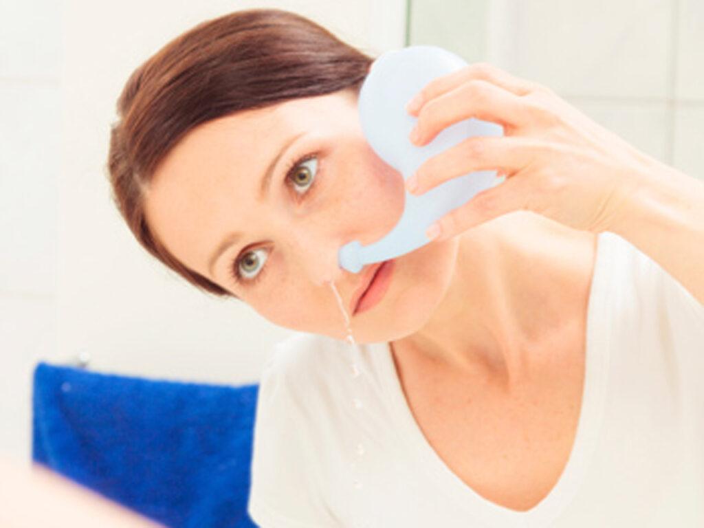 Rửa mũi bằng nước muối sinh lý hàng ngày là một trong những cách hiệu quả điều trị viêm xoang
