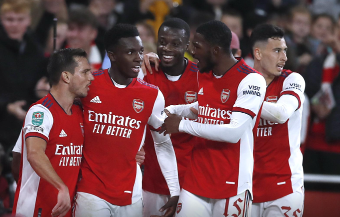 Cầu thủ Arsenal mừng bàn ấn định tỷ số của Nketiah (thứ hai từ bên trái). Ảnh: Reuters