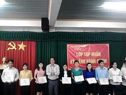 Ông Võ Thành Chính, Phó Giám đốc Sở Nội vụ trao Giấy Chứng nhận cho các học viên.