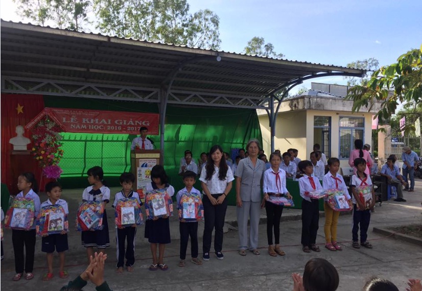 Chi đoàn 1 đến dự Lễ khai giảng năm học mới tại trường Tiểu Học Hoàng Hoa Thám, xã Vị Tân, TP Vị Thanh