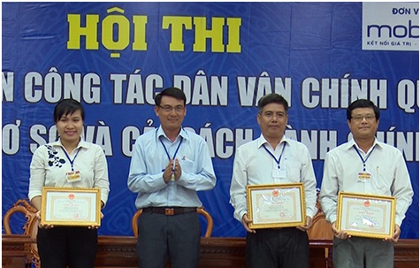 Ông Lê Minh Đương (thứ 2 từ trái qua), Trưởng Phòng Nội vụ huyện Phụng Hiệp, tặng giấy khen cho các đơn vị đoạt giải.