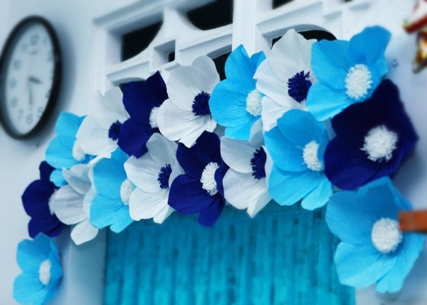 trang trí sảnh cưới bằng hoa giấy màu xanh